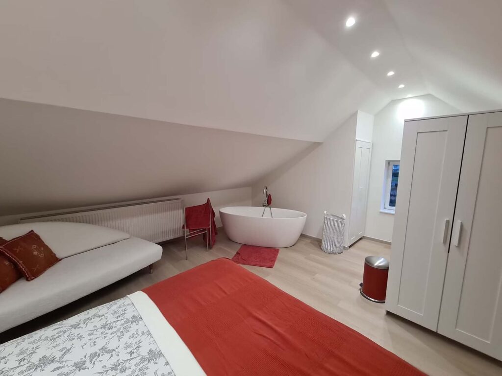 Suite parentale sous combles avec baignoire îlot