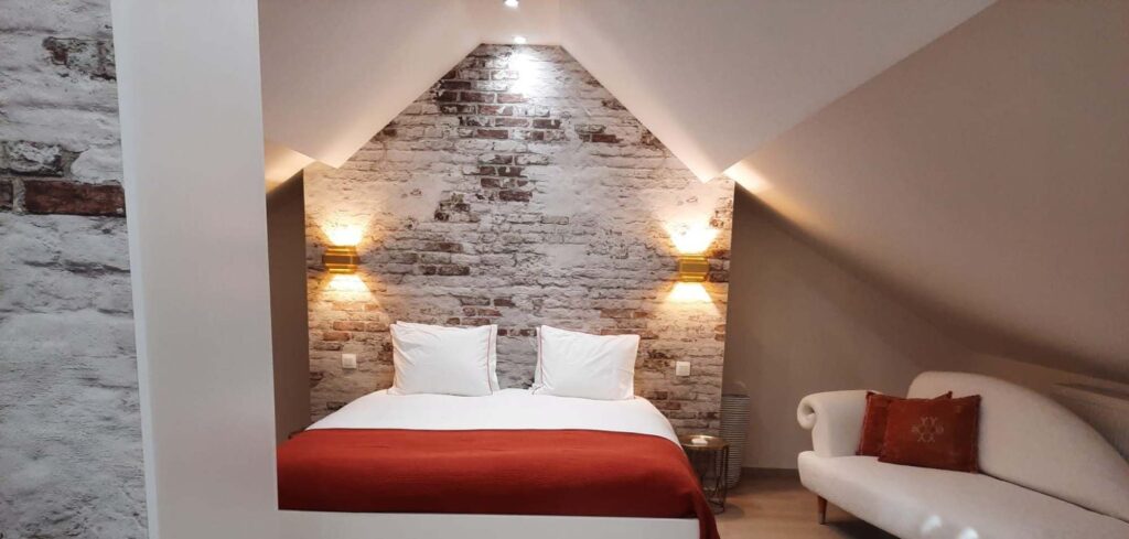 Chambre parentale aménagée sous la toiture