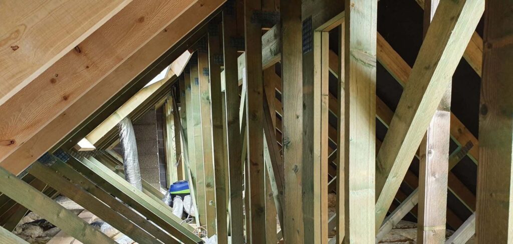 Transformation d’une charpente en W pour libérer l’espace sous toiture