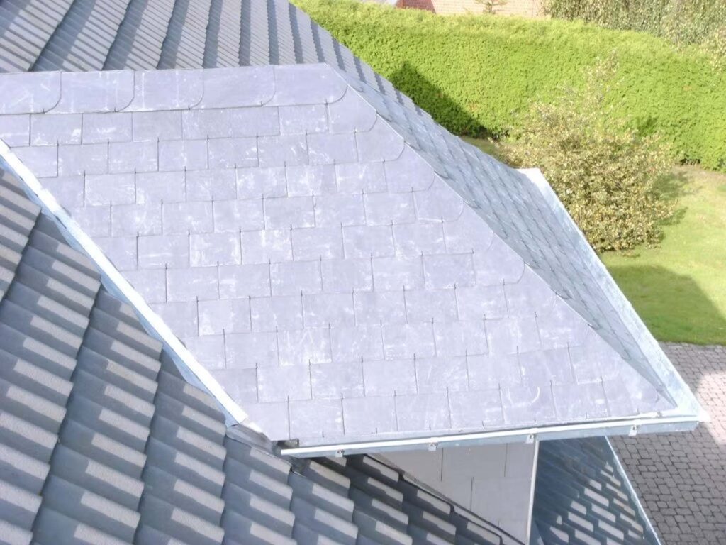 Toiture en ardoises rénovée lors de l’aménagement des combles