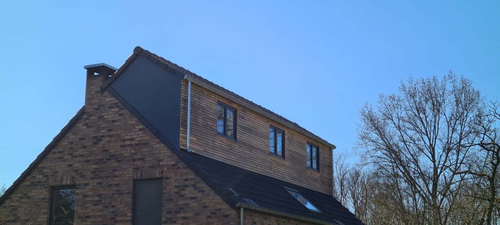 Maison agrandie grâce au rehaussement de la toiture