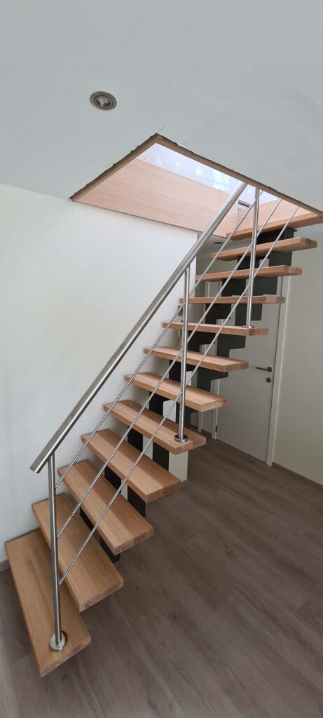 Escalier sur mesure donnant accès aux combles aménagés