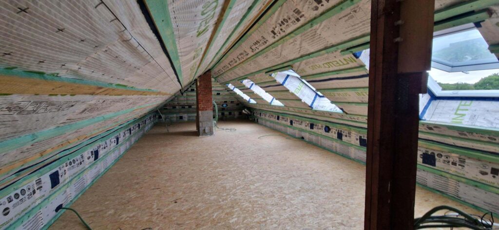Chantier d’aménagement de combles : isolation et fenêtres de toit